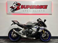 YAMAHA R1M