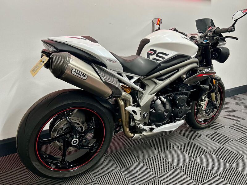 TRIUMPH SPEED TRIPLE 1050