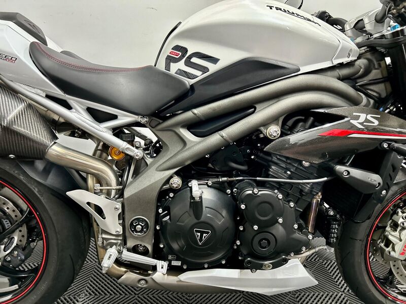 TRIUMPH SPEED TRIPLE 1050