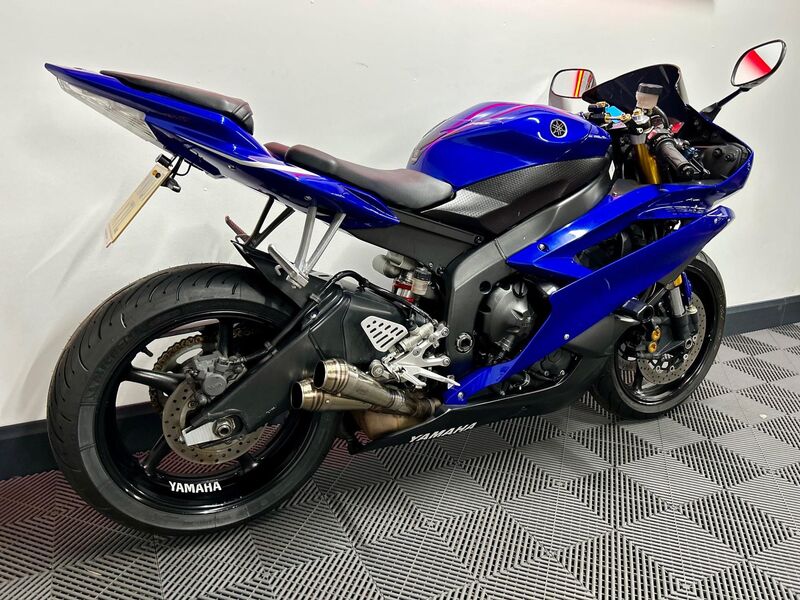 YAMAHA R6