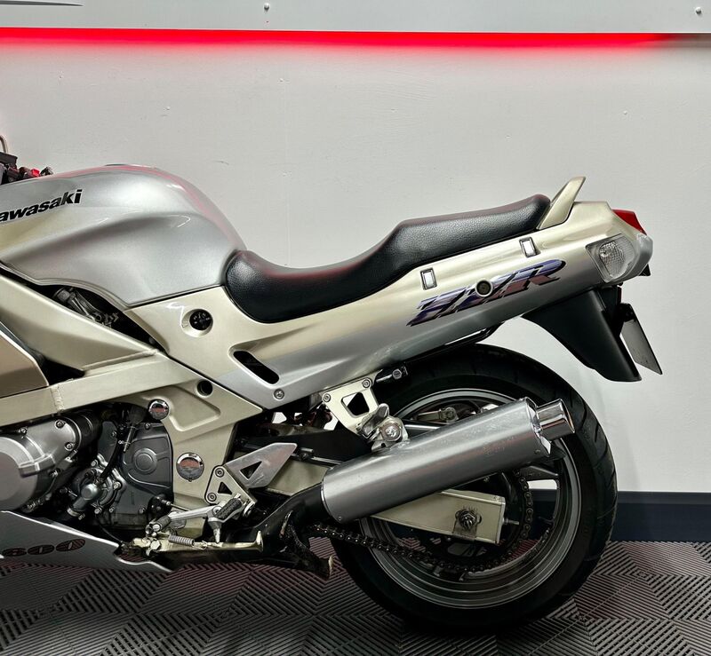 KAWASAKI ZZR600