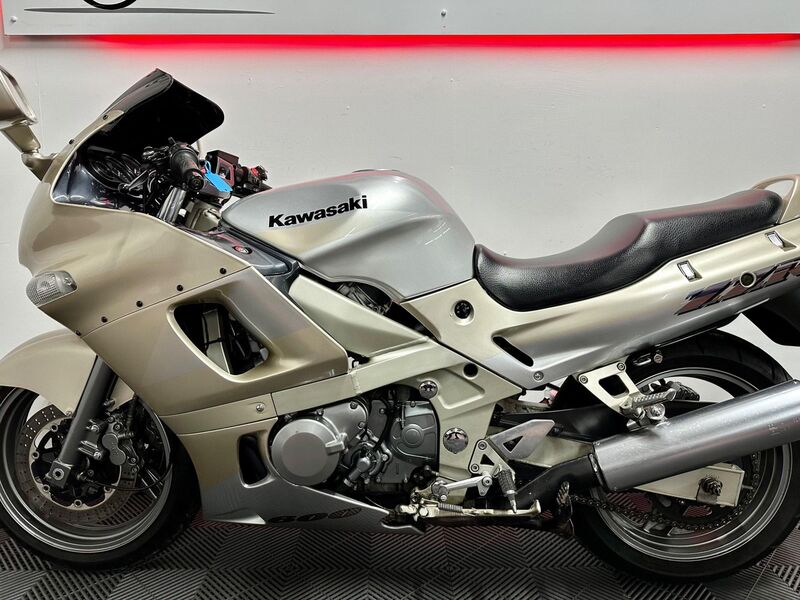 KAWASAKI ZZR600