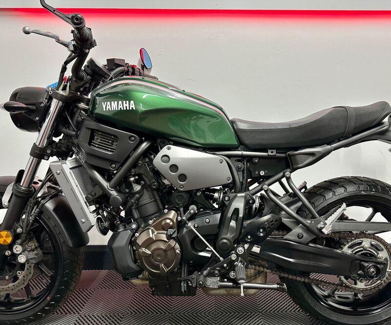YAMAHA XSR700