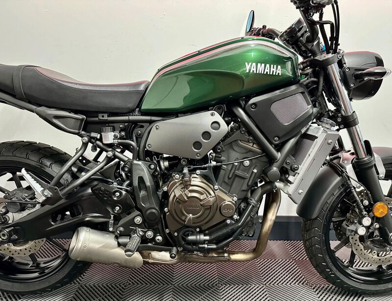 YAMAHA XSR700