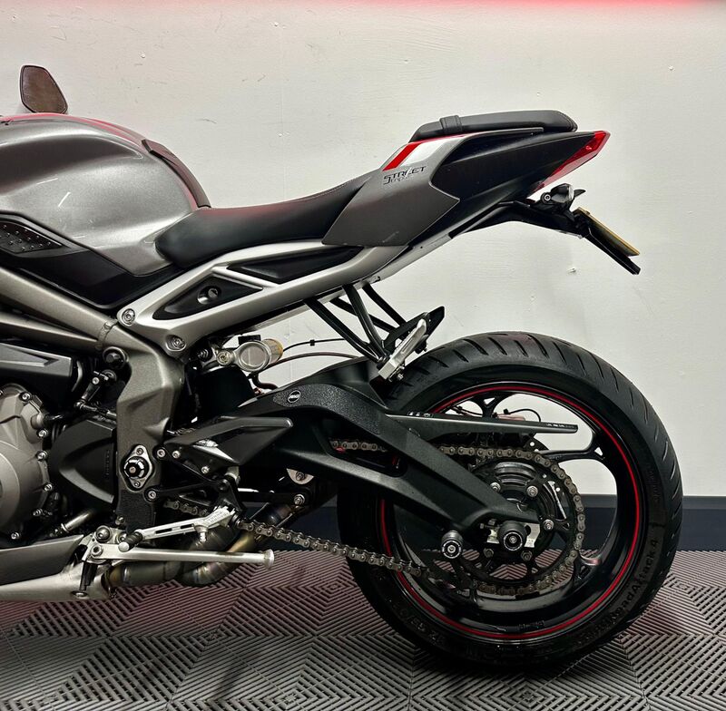 TRIUMPH STREET TRIPLE 765