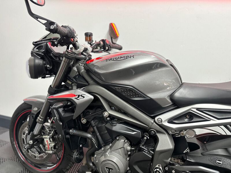 TRIUMPH STREET TRIPLE 765