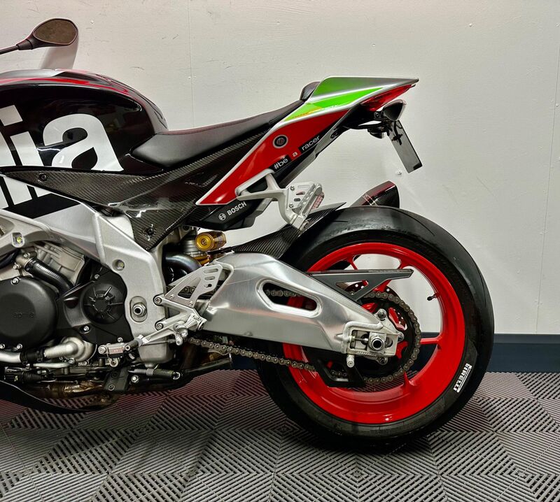 APRILIA Tuono 1100 V4