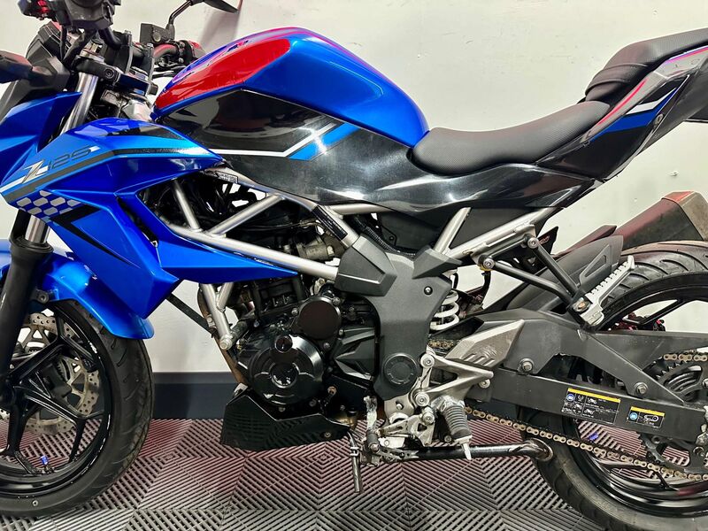 KAWASAKI Z125