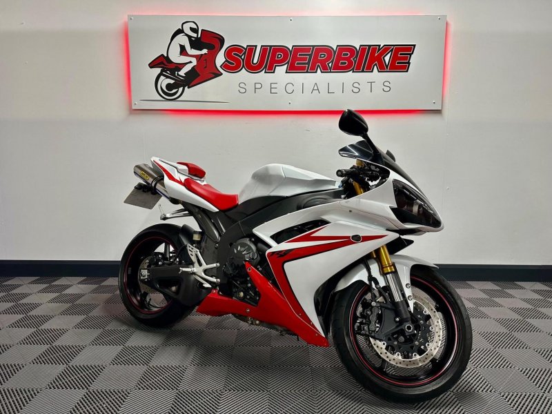 YAMAHA R1