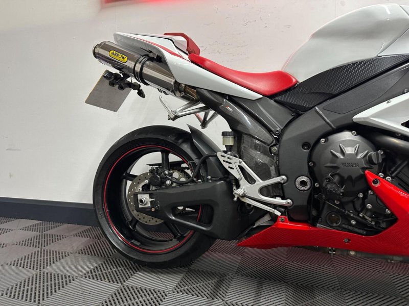 YAMAHA R1