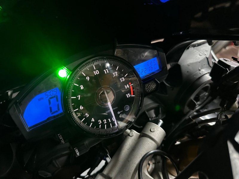 YAMAHA R1