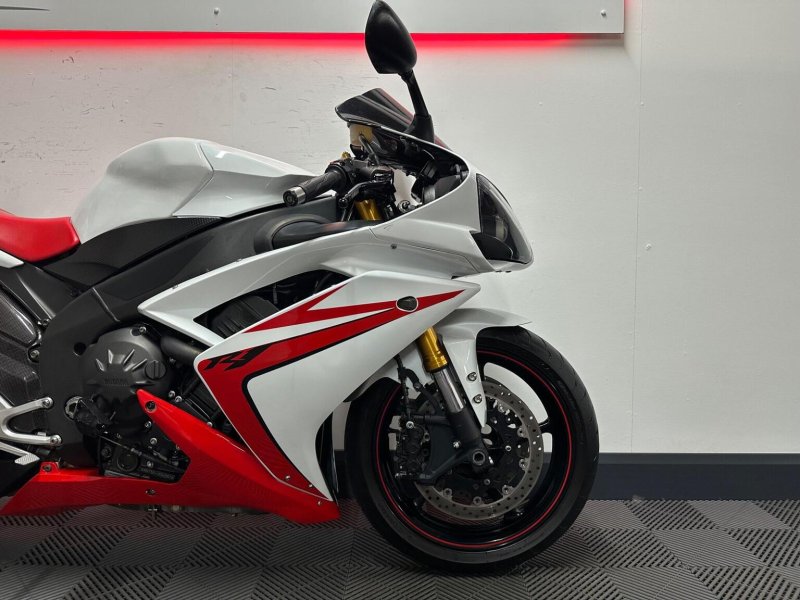 YAMAHA R1