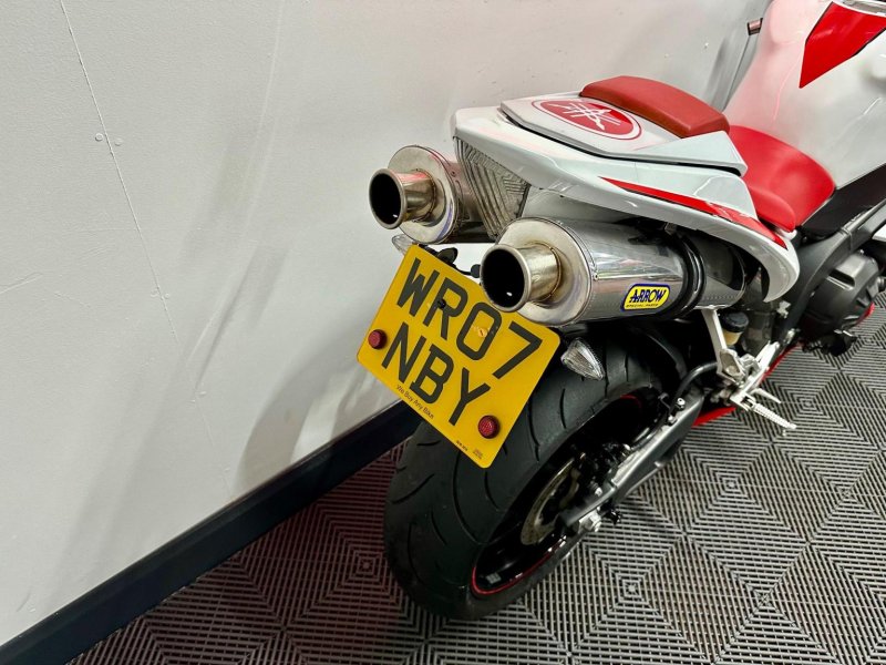 YAMAHA R1