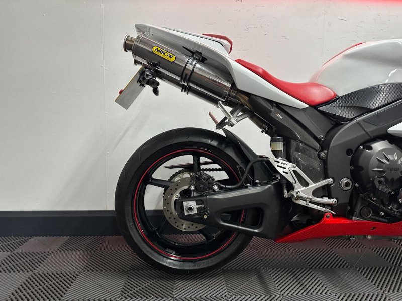 YAMAHA R1