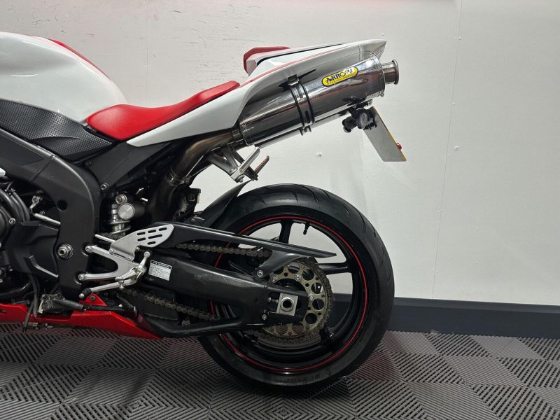 YAMAHA R1