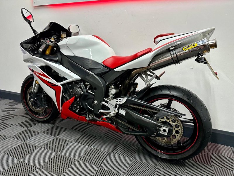 YAMAHA R1