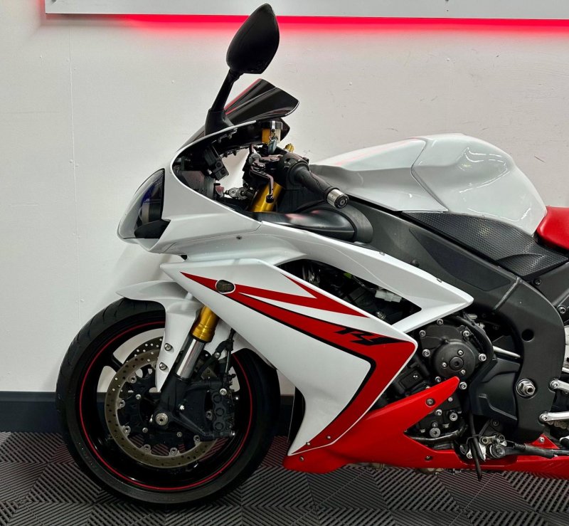 YAMAHA R1