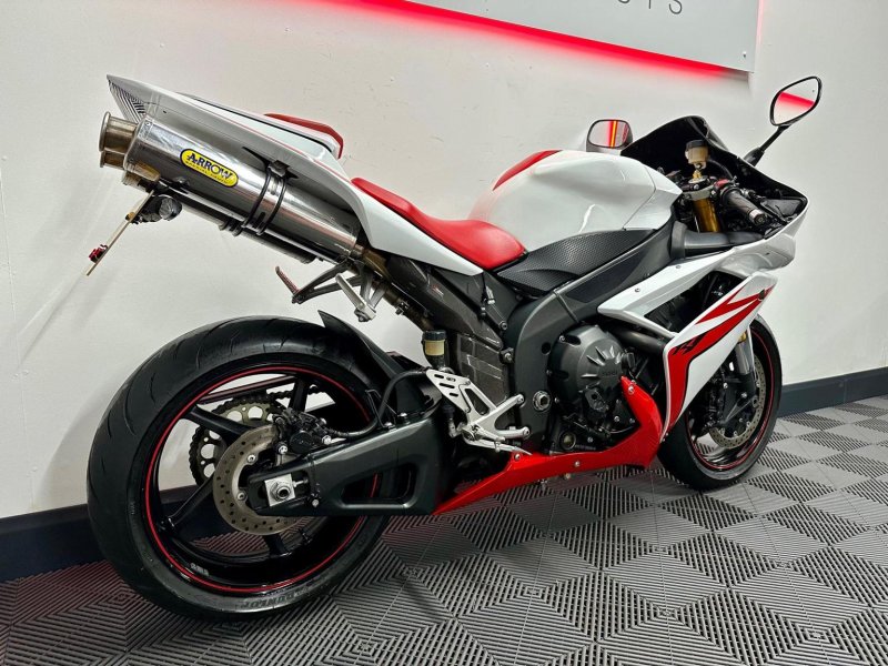 YAMAHA R1