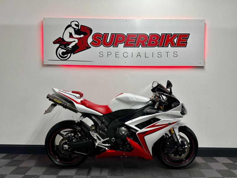 YAMAHA R1