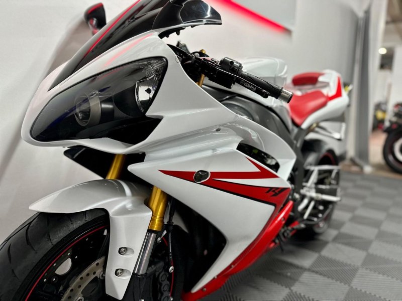 YAMAHA R1