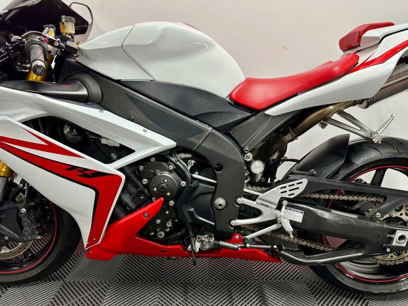 YAMAHA R1