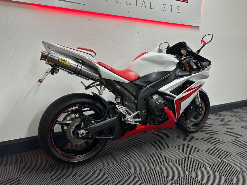 YAMAHA R1