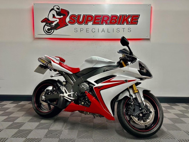 YAMAHA R1