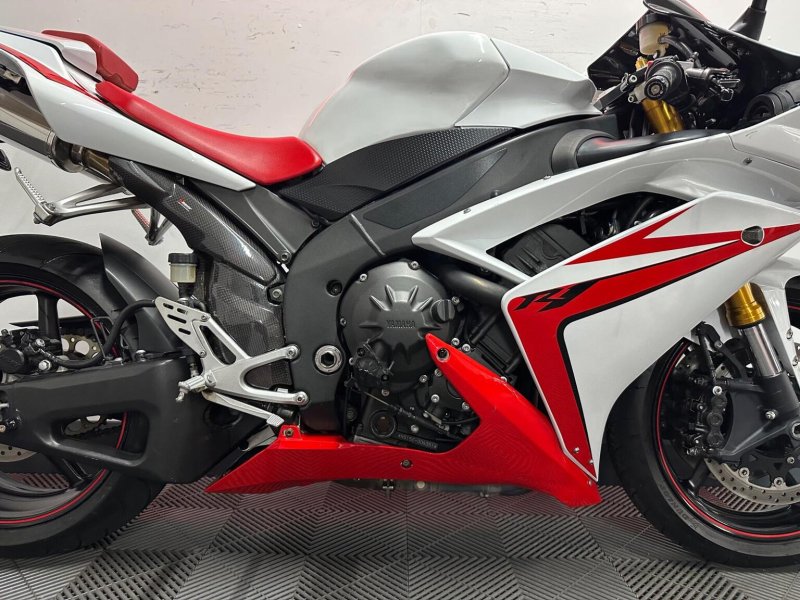 YAMAHA R1