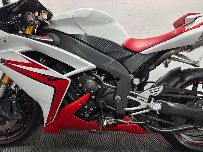 YAMAHA R1