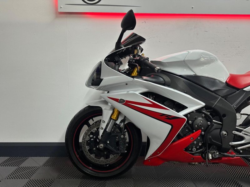 YAMAHA R1