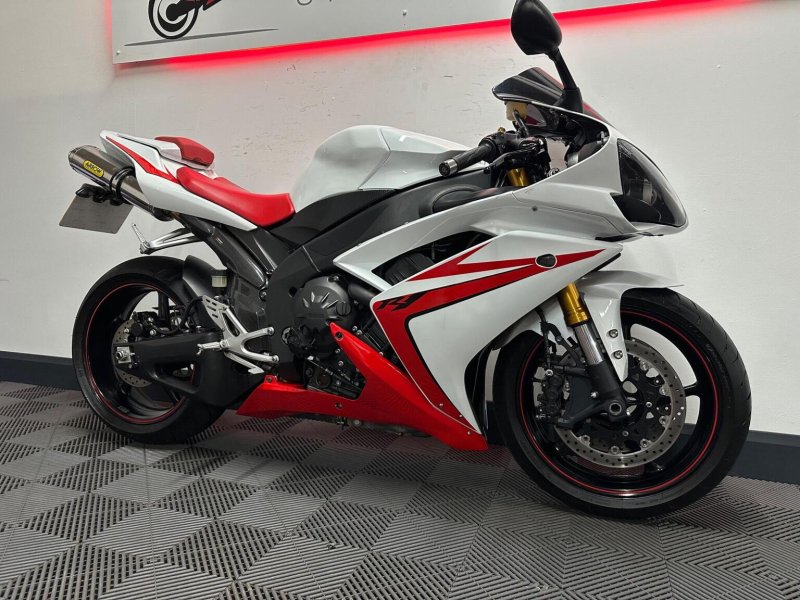 YAMAHA R1