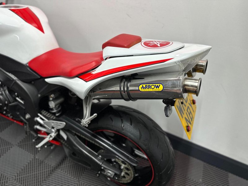 YAMAHA R1