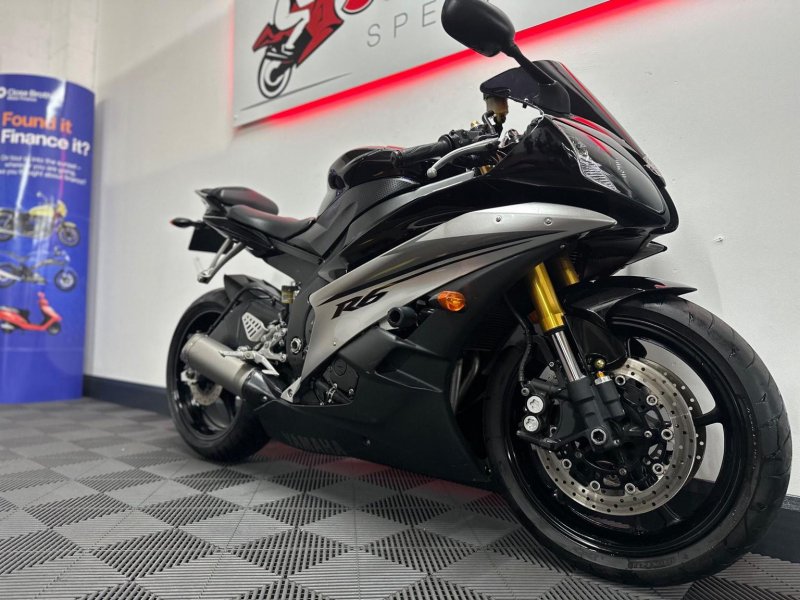YAMAHA R6