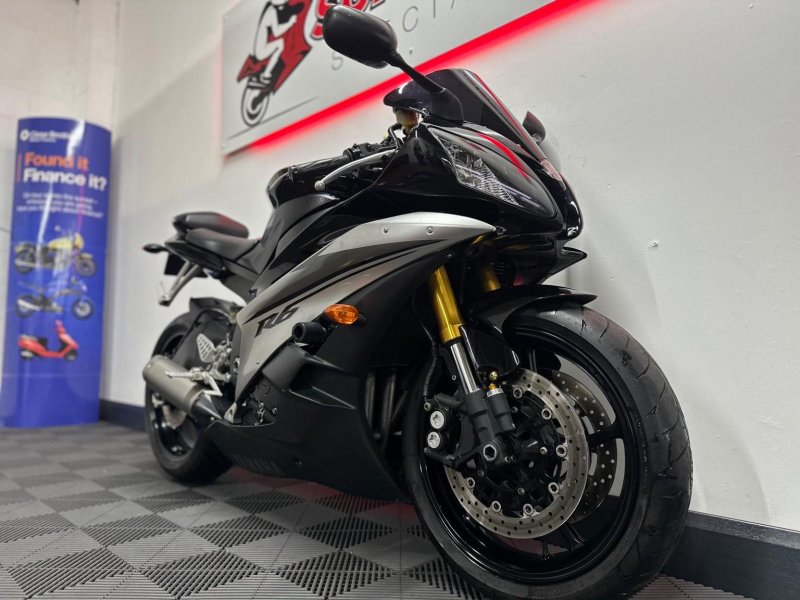 YAMAHA R6