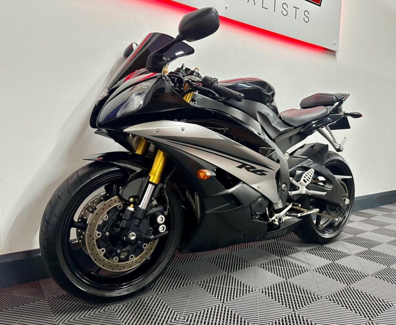YAMAHA R6