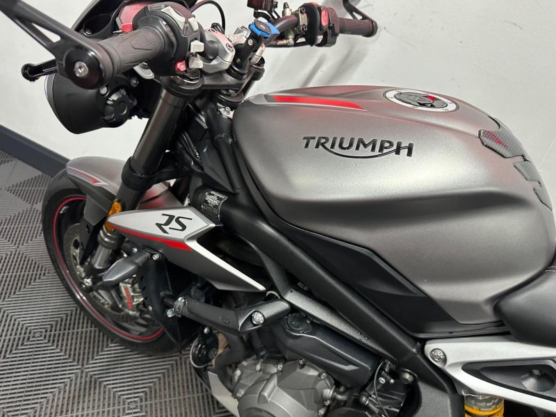TRIUMPH STREET TRIPLE 765