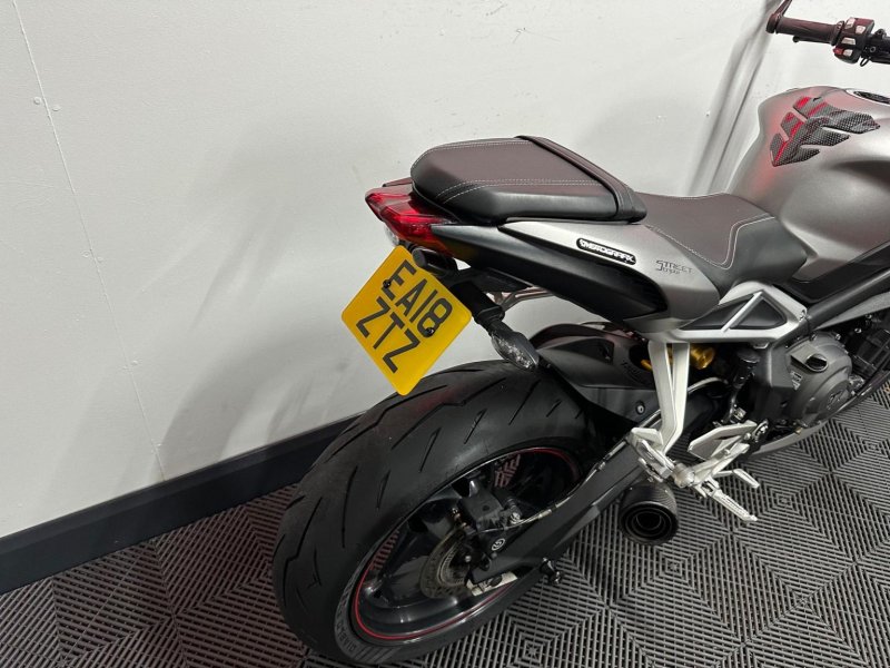 TRIUMPH STREET TRIPLE 765