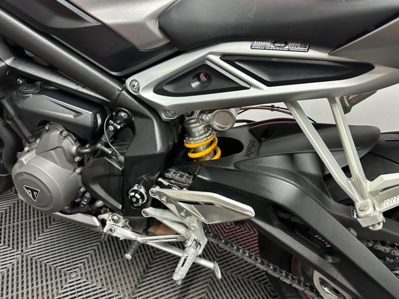 TRIUMPH STREET TRIPLE 765