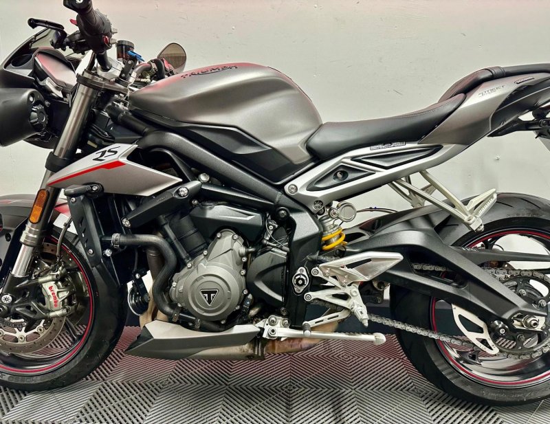 TRIUMPH STREET TRIPLE 765
