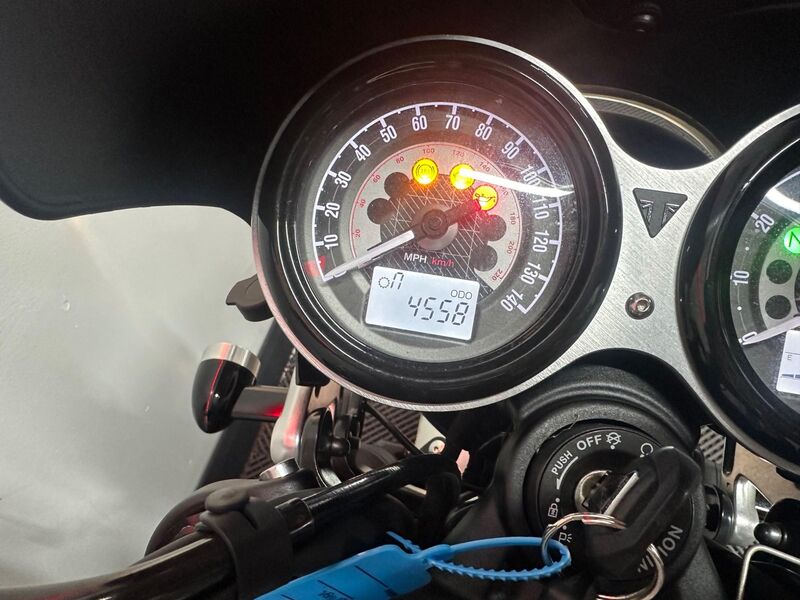 TRIUMPH SPEED TWIN