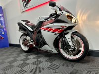 YAMAHA R1