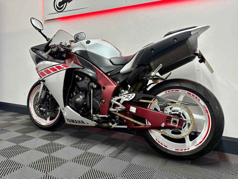 YAMAHA R1