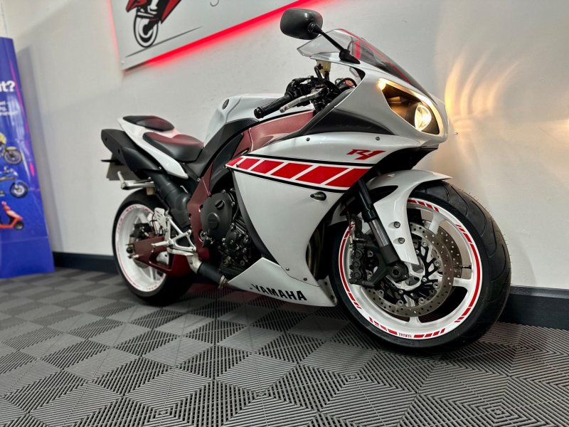 YAMAHA R1