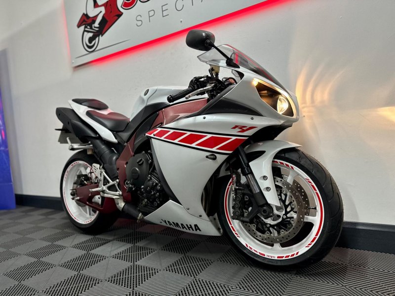 YAMAHA R1