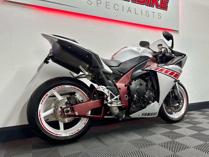 YAMAHA R1