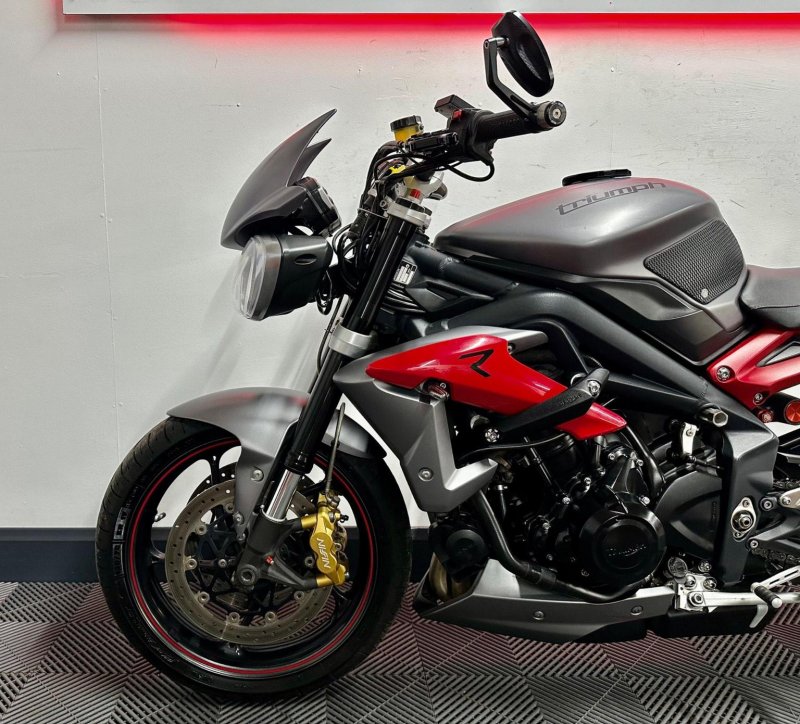 TRIUMPH STREET TRIPLE 675