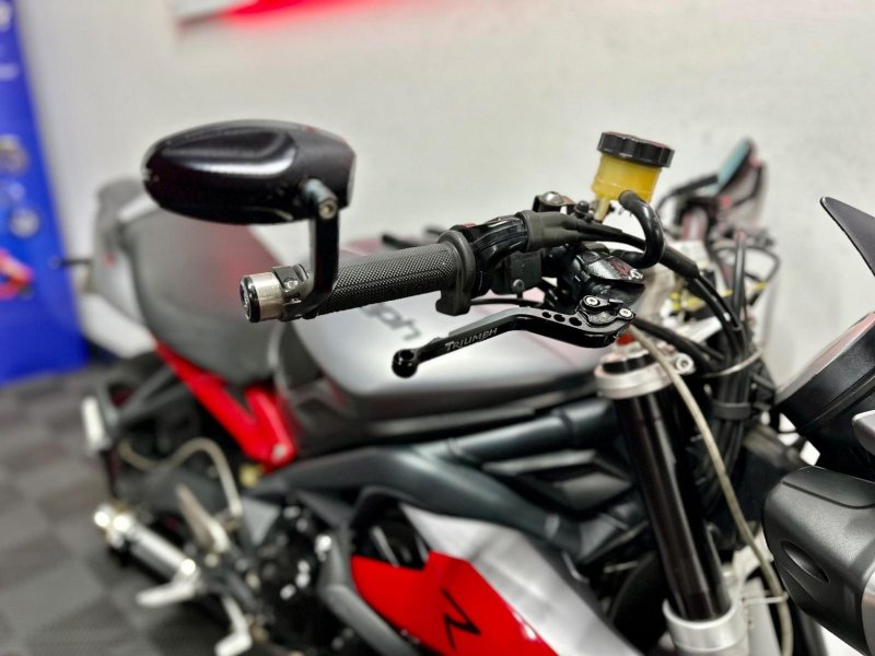 TRIUMPH STREET TRIPLE 675