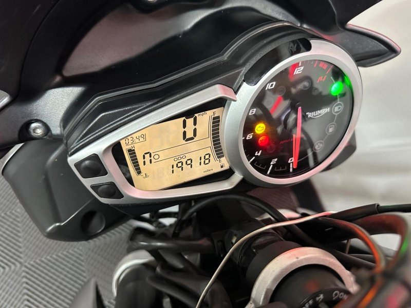 TRIUMPH STREET TRIPLE 675