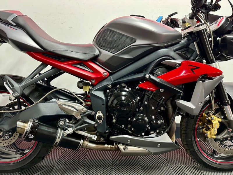 TRIUMPH STREET TRIPLE 675