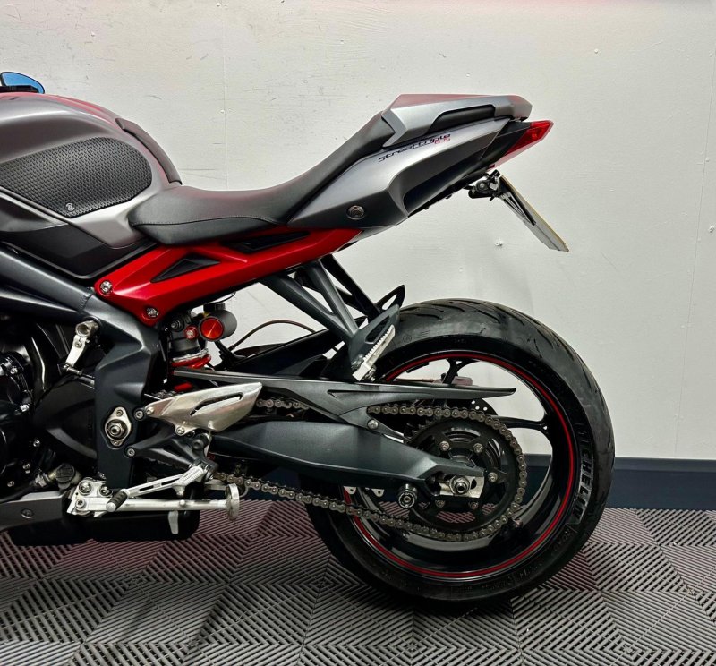 TRIUMPH STREET TRIPLE 675